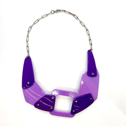 collar rigido violeta