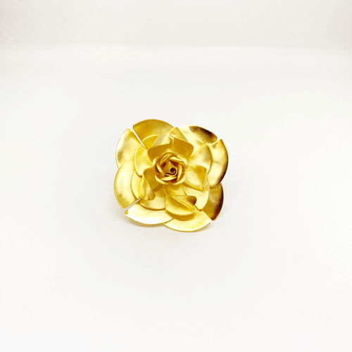 anillo de flor dorado
